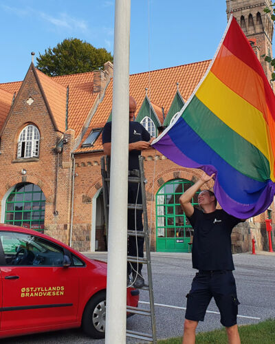 Pride flag bliver hængt op