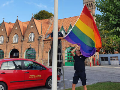 Pride flag bliver hængt op