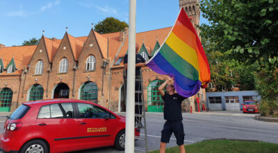 Pride flag bliver hængt op