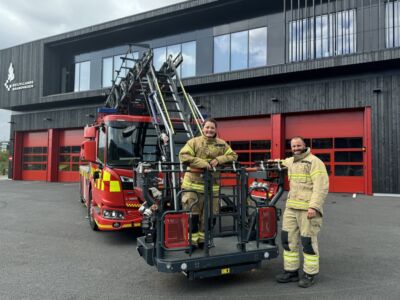 Beredskabsassistenter foran brandstation