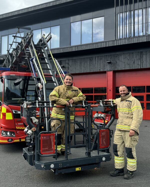 Beredskabsassistenter foran brandstation